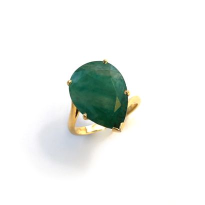 null An 18k yellow gold ring centered on a pear-shaped emerald.

Finger size: 55.

Gross...