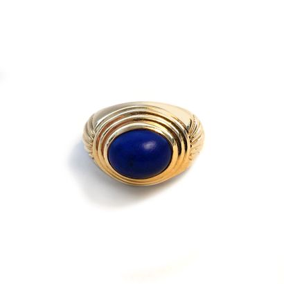 null Boucheron.

Bague en or jaune 18K 750/1000ème centrée d'un lapis lazuli de taille...