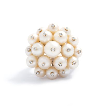 null Ring in 18k white gold 750/1000th decorated with a bouquet of pearls and diamonds.

Diameter...