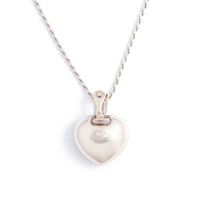 null Heart-shaped pendant in 18K white gold 750/1000, with round diamonds and a chain...