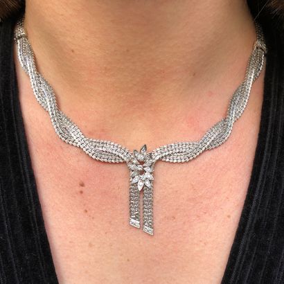 null Necklace in 18K white gold 750/1000th holding a central modifier set with diamonds.

Gross...