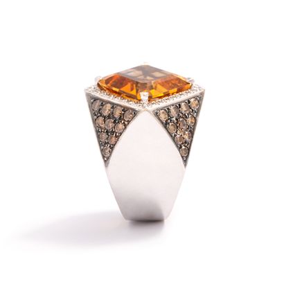 null 18K white gold ring set with brown and white diamonds, centered on a square...