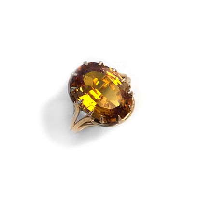 null An 18K yellow gold ring centered on an oval citrine.

Finger size: 58.

Gross...