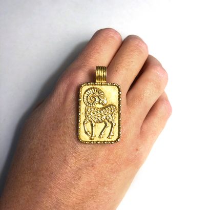 null Fred.

Pendant representing the astrological sign of Aries in 18K yellow gold...