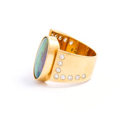 null Ring in 18K yellow gold 750/1000

The body punctuated with round diamonds, centered...