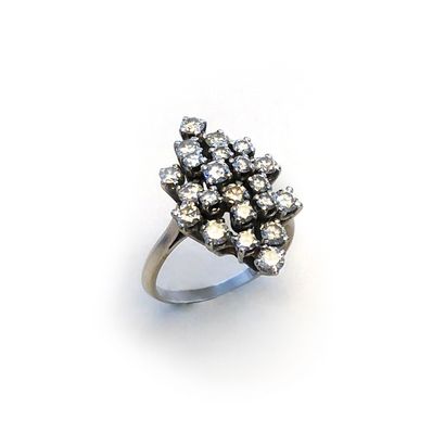 null Ring in 18K white gold set with round diamonds.

Finger size: 51.

Gross weight:...