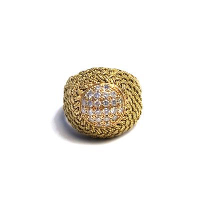 null An 18K yellow gold ring set with round diamonds.

Finger size: 55.

Gross weight:...