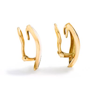 null Pair of ear clips in 18K gold 750/1000th set with round diamonds.

Height: 2.00...