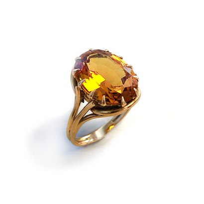 null An 18K yellow gold ring centered on an oval citrine.

Finger size: 58.

Gross...
