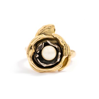 null Ring representing a stylized flower in 18K gold 750/1000th centered of a pearl.

Dimensions...