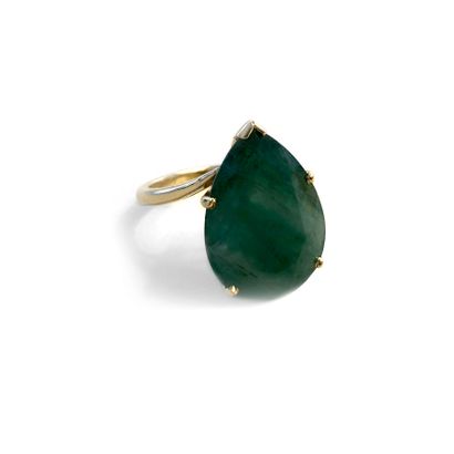 null An 18k yellow gold ring centered on a pear-shaped emerald.

Finger size: 55.

Gross...
