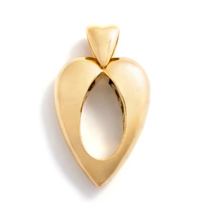 null Piaget.

Important pendant representing a heart in 18K yellow gold 750/1000.

Height:...