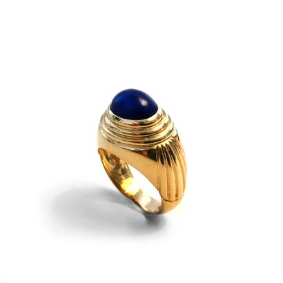null Boucheron.

Ring in 18K yellow gold 750/1000th centered with a cabochon-cut...