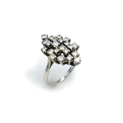null Ring in 18K white gold set with round diamonds.

Finger size: 51.

Gross weight:...