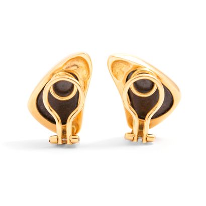 null A pair of ear clips in 18K yellow gold 750/1000th holding an opal.

Height:...