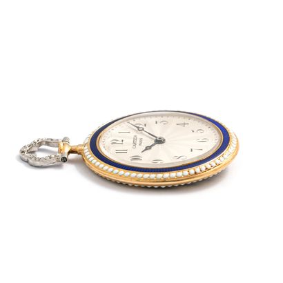 null Cartier

Neck watch in 18K yellow gold 750/1000th enamel, round case, enamel-rimmed...