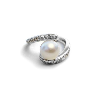 null An 18K white gold ring set with round diamonds, centered on a pearl.

Finger...
