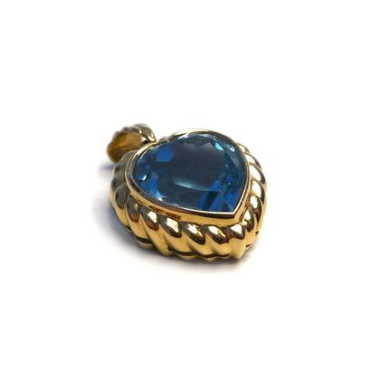 null Fred.

18K yellow gold heart pendant holding an aquamarine.

Signed Fred.

Gross...