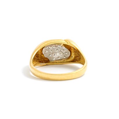 null Ring in 18K gold 750/1000th set with round diamonds.

Width of the central motif:...