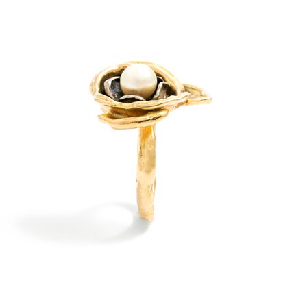 null Ring representing a stylized flower in 18K gold 750/1000th centered of a pearl.

Dimensions...