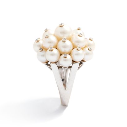  Ring in 18k white gold 750/1000th decorated with a bouquet of pearls and diamonds....