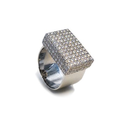 null Ring in 18K white gold paved with round diamonds.

Finger size: 58.

Gross weight:...