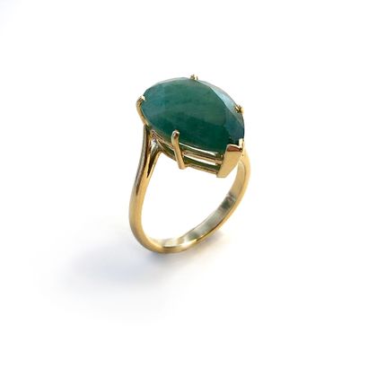 null An 18k yellow gold ring centered on a pear-shaped emerald.

Finger size: 55.

Gross...