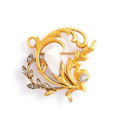 null Broche Art Nouveau en or jaune 14K (56 zolotnik) retenant une perle baroque...