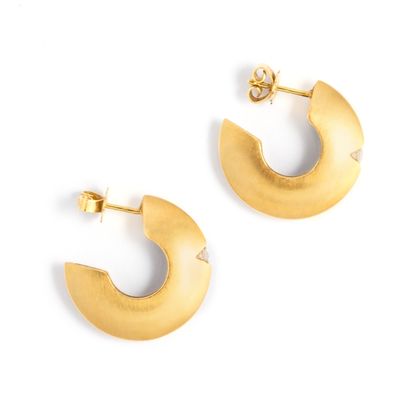 null Earrings in 18K yellow gold 750/1000th with a round diamond.

Dimensions: 2.50...