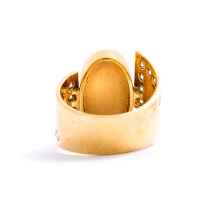 null Ring in 18K yellow gold 750/1000

The body punctuated with round diamonds, centered...