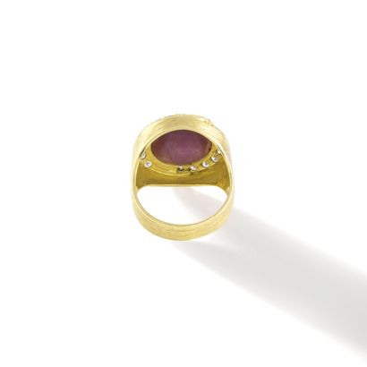 null Bague en or jaune 18K 750/1000ème centrée d'un rubis étoilé de taille cabochon...