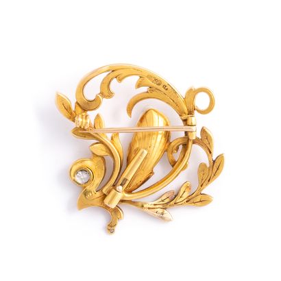 null Art Nouveau brooch in 14K yellow gold (56 zolotnik) holding a baroque pearl...