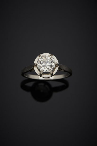 null Solitaire en platine 850‰, serti d’un diamant demi-taille, pesant env. 1 carat.

Tour...