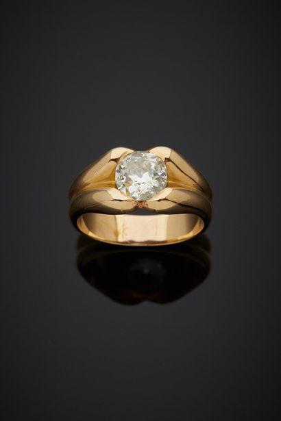 null Bague en or jaune 18K 750‰, sertie d’un diamant de taille ancienne, pesant environ...
