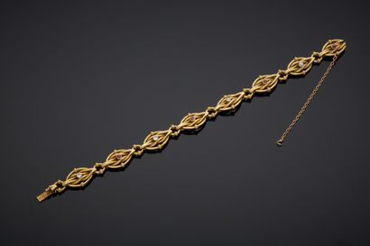 null 18K yellow gold 750‰ curb chain, with rope motifs, set with old-cut diamonds...