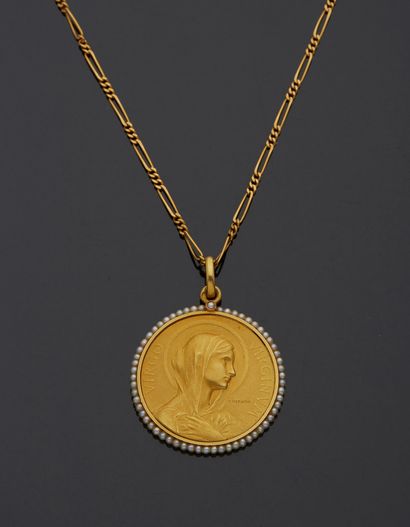 null Médaille en or jaune 18K 750‰, de forme ronde, représentant le profil de la...