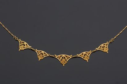 null Collier collerette en or jaune 18K 750‰, paré de motifs triangulaires ciselés...