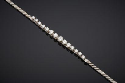 null Bracelet en or gris 18K 750‰, orné d’une ligne décroissante de quinze diamants...