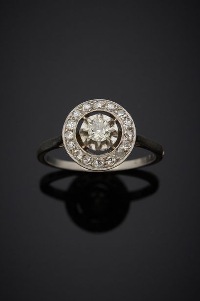 null Bague en platine 850‰, de forme ronde, ornée en son centre d’un diamant de taille...