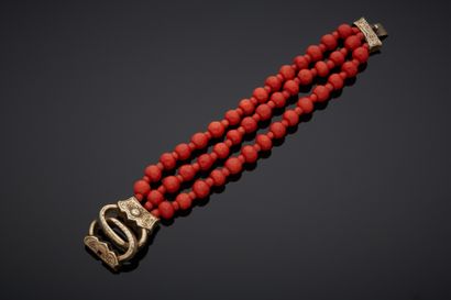null Bracelet trois rangs de perles de corail* facettées, en alternance de petites...