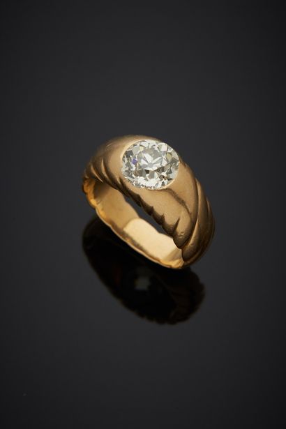null Bague en or jaune 18K 750‰, sertie d’un diamant de taille ancienne, l’anneau...