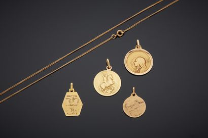 null Lot comprising four 18K yellow gold 750‰ medals, a round effigy of St. George,...