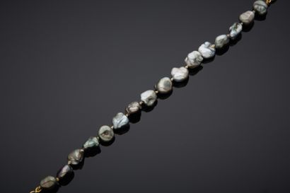 null 
Bracelet en perles "keshi" de Tahiti (traitées), montées sur fil à nœuds, muni...