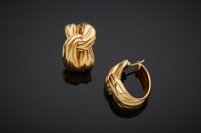 null Yves Saint LAURENT - Paire de boucles d’oreilles en or jaune 18K 750‰, en forme...