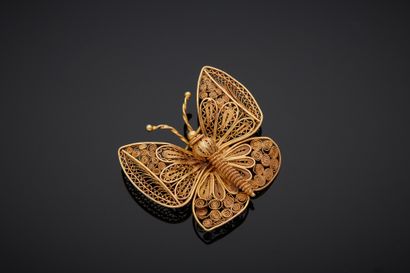 null Broche papillon en or jaune 18K 750‰, filigrané.

H. 3,50 cm Poids 14,20 g