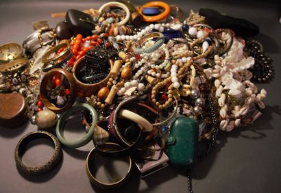 null Fort lot de bijoux fantaisie comprenant bracelets, colliers, boucles d’oreilles,...