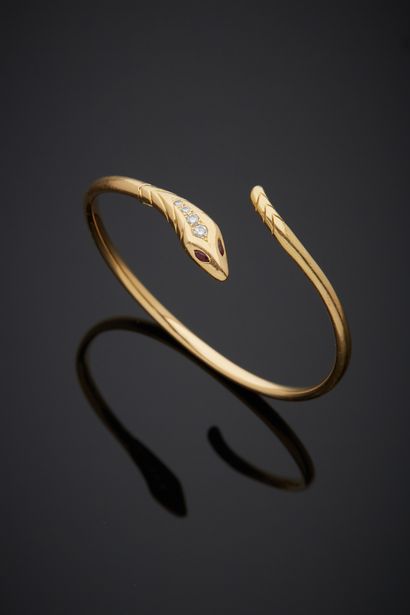 null Bracelet jonc en or jaune 18K 750‰, en forme de serpent, la tête sertie de diamants...