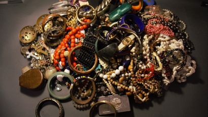 null Fort lot de bijoux fantaisie comprenant bracelets, colliers, boucles d’oreilles,...