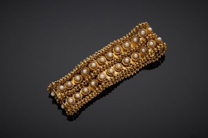 null Soft bracelet in 18K yellow gold 750‰, composed of two rows of half pearls highlighted...