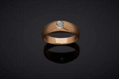 null An 18K rose gold 750‰ band ring, adorned with an old cut diamond. 

Weight of...